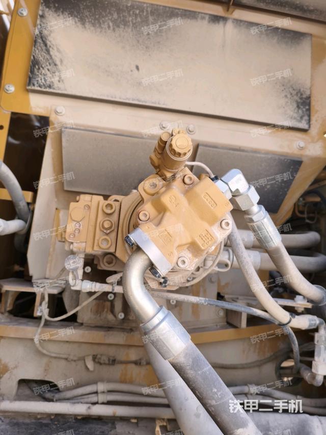 液压泵舱室正面整体（整机外观）