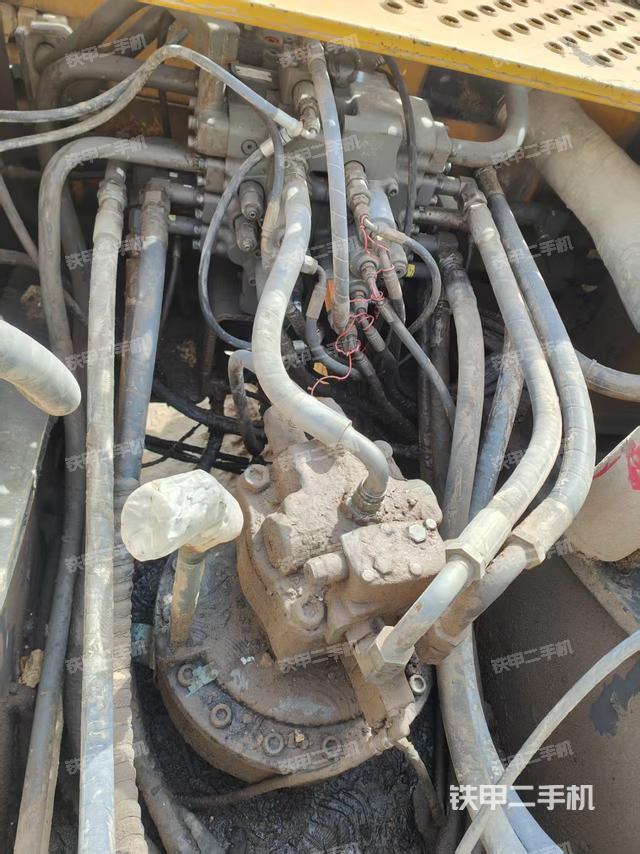 回转马达和主控阀（整机外观）