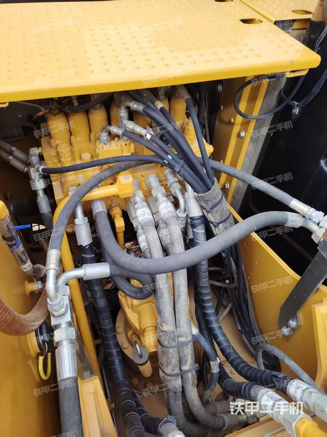 回轉(zhuǎn)馬達(dá)和主控閥（整機(jī)外觀）