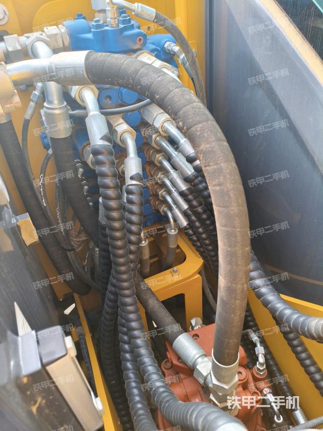 回轉(zhuǎn)馬達(dá)和主控閥（整機(jī)外觀）