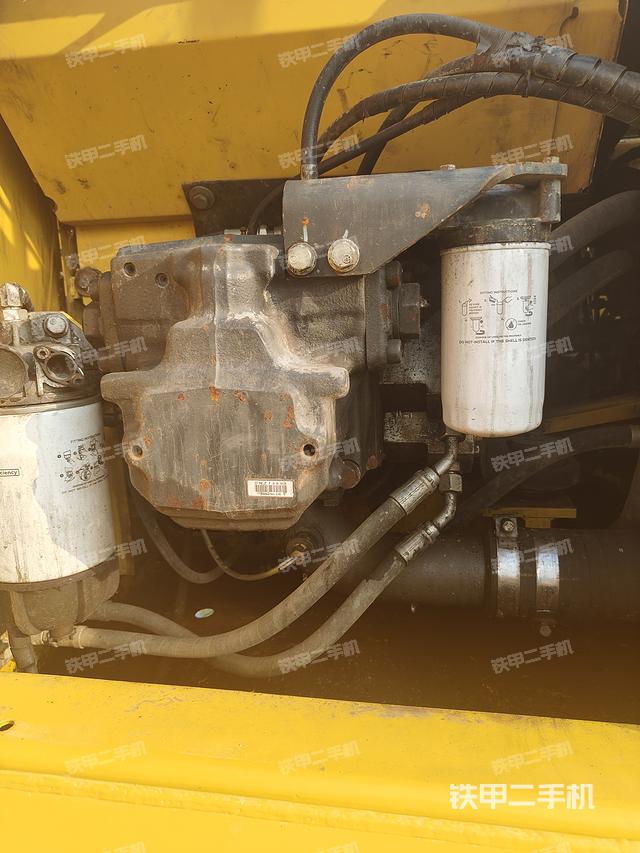 液压泵舱室正面整体（整机外观）