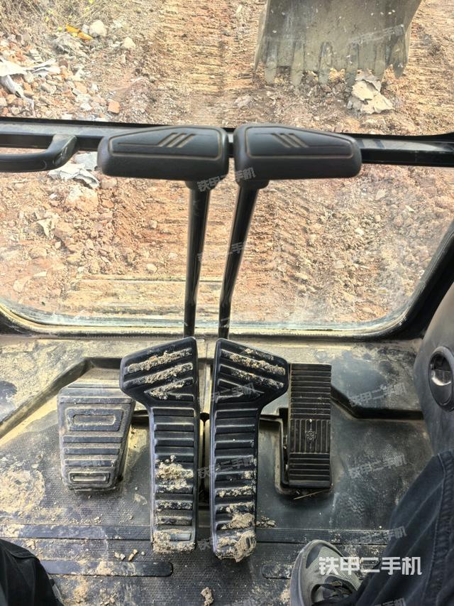 行走控制手柄和踏板 俯拍（驾驶室部分）