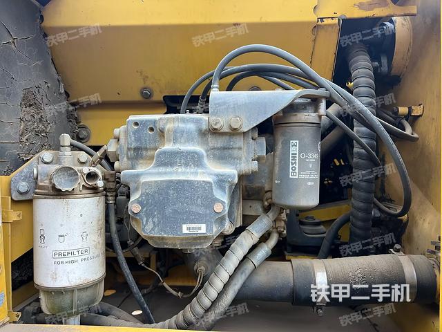 液壓泵艙室正面整體（整機外觀）