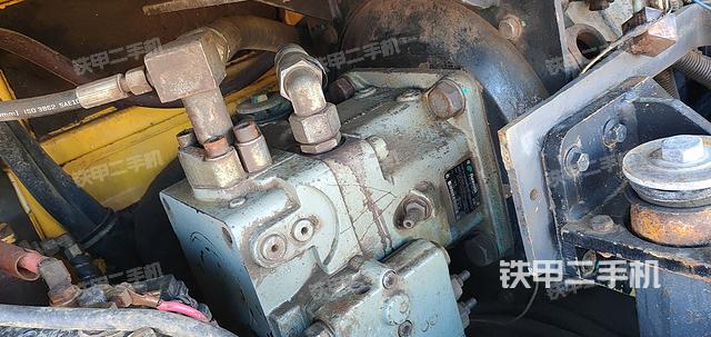 液壓泵艙室正面整體（整機外觀）