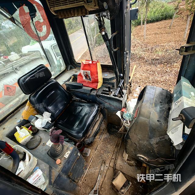 駕駛室操作臺（設(shè)備外觀及核心部件）