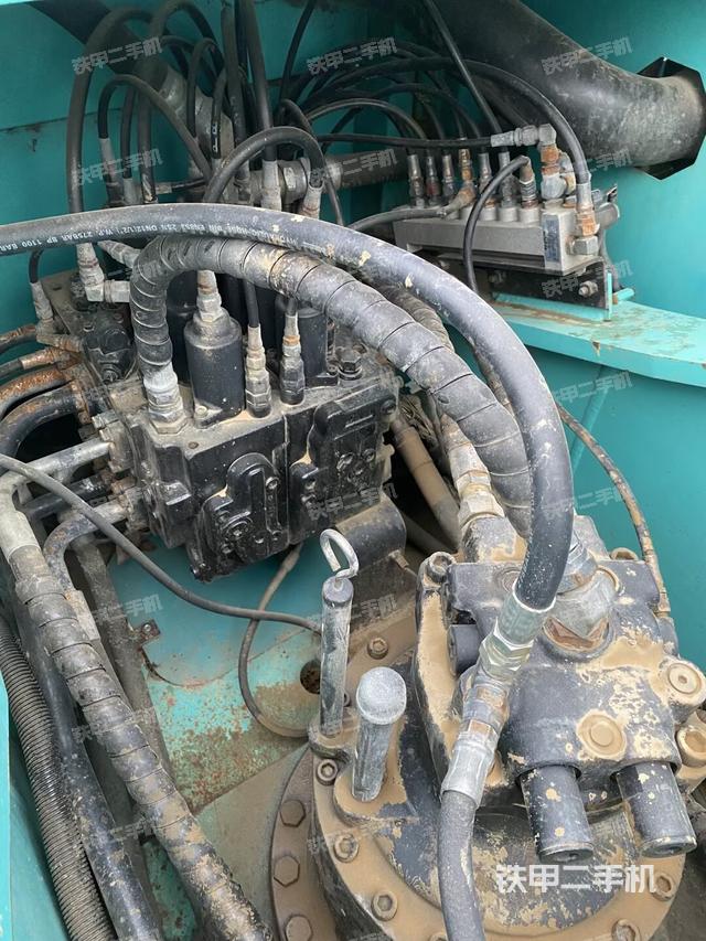 回轉(zhuǎn)馬達(dá)和主控閥（整機(jī)外觀）