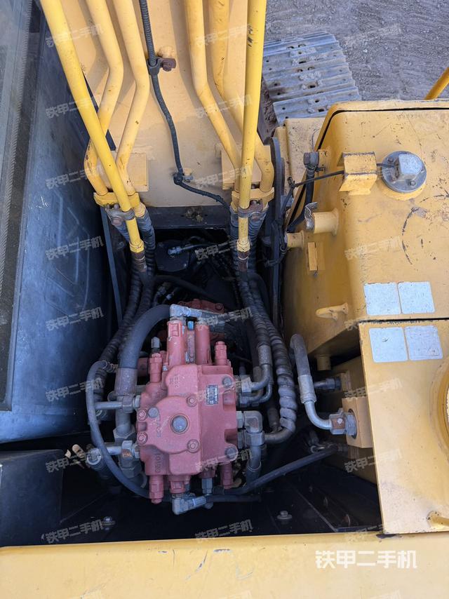 回转马达和主控阀（整机外观）