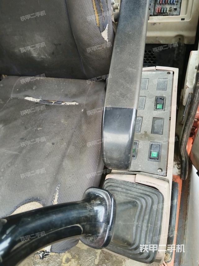 座椅右側(cè)控制臺(tái)/鑰匙門/油門/含右手柄（駕駛室部分）