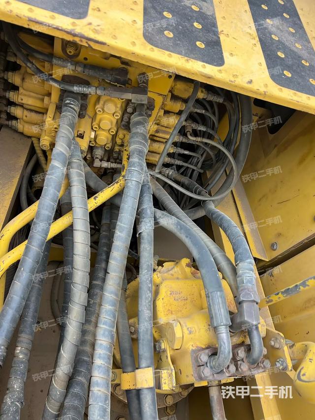 回轉馬達和主控閥（整機外觀）