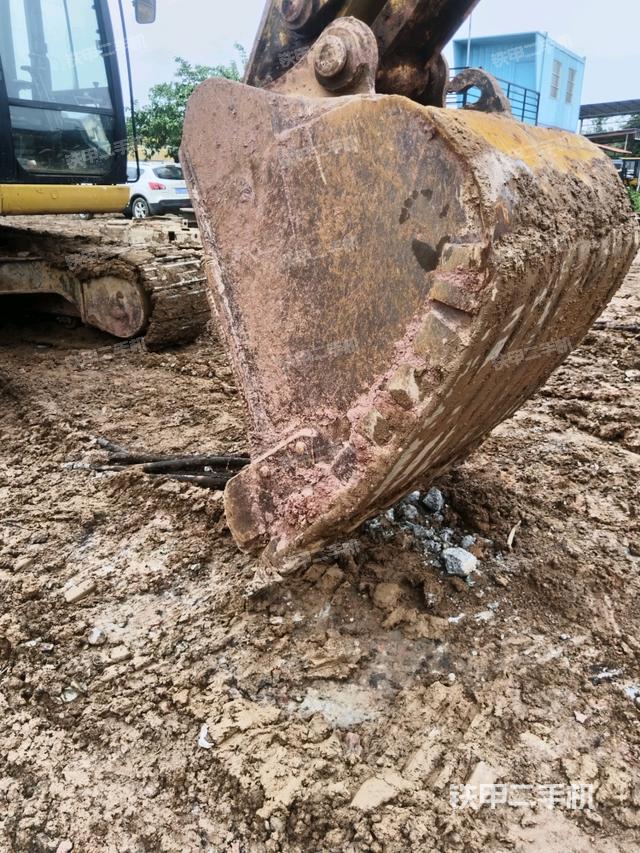 大臂油缸整体 竖拍（工作和回转装置）