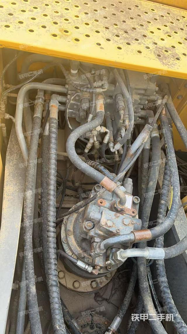 回转马达和主控阀（整机外观）