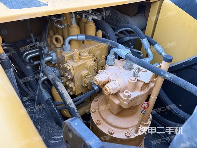 回转马达和主控阀（整机外观）