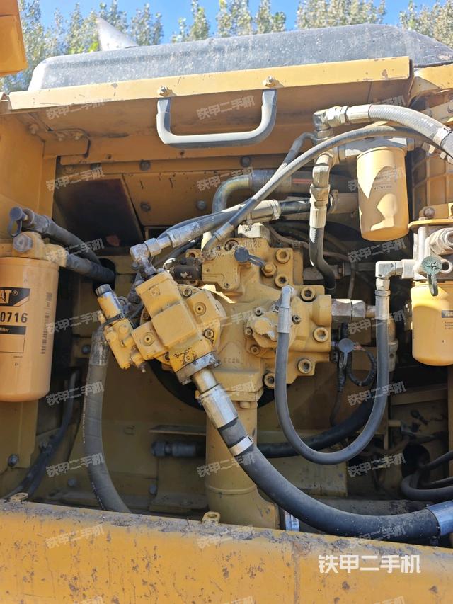 液压泵舱室正面整体（整机外观）