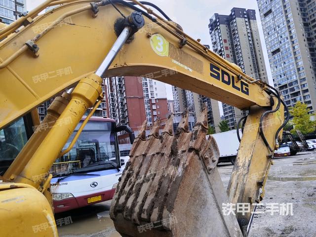 大臂整体 右侧（工作和回转装置）