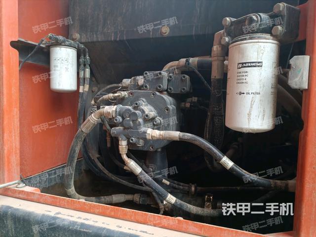 液壓泵艙室正面整體（整機外觀）