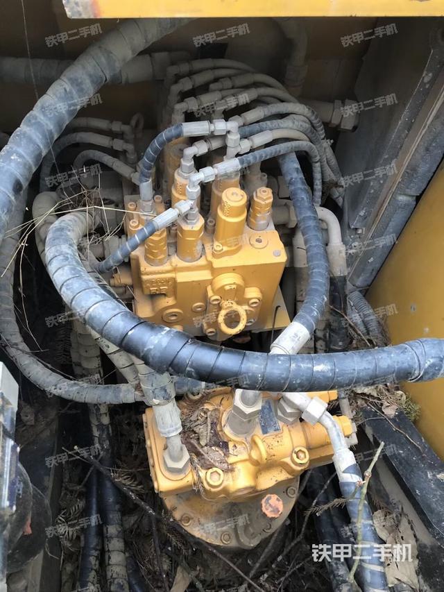 回轉(zhuǎn)馬達(dá)和主控閥（整機(jī)外觀）