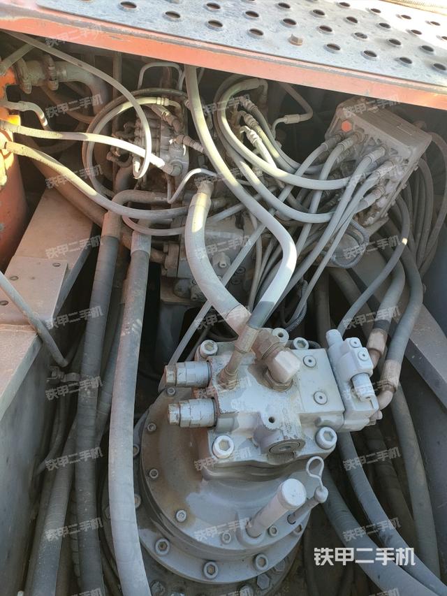 回转马达和主控阀（整机外观）