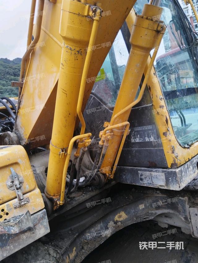 大臂油缸整体 竖拍（工作和回转装置）