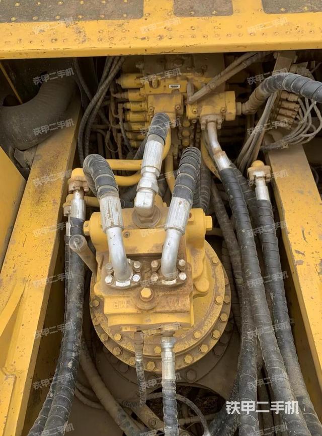 回转马达和主控阀(整机外观) 回转马达和主控阀(整机外观)