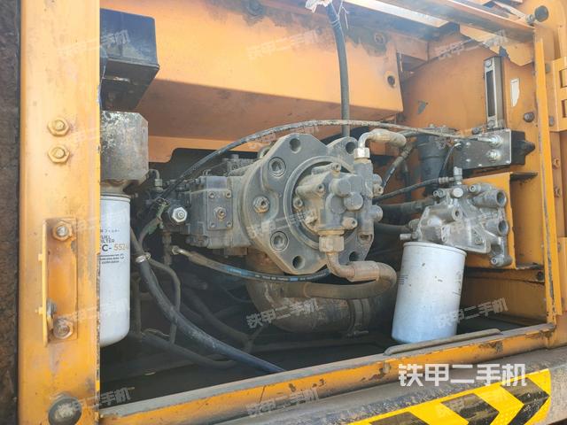 液压泵舱室正面整体(整机外观) 液压泵舱室正面整体(整机外观)