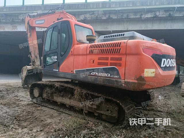 駕駛室頂部（整機外觀）