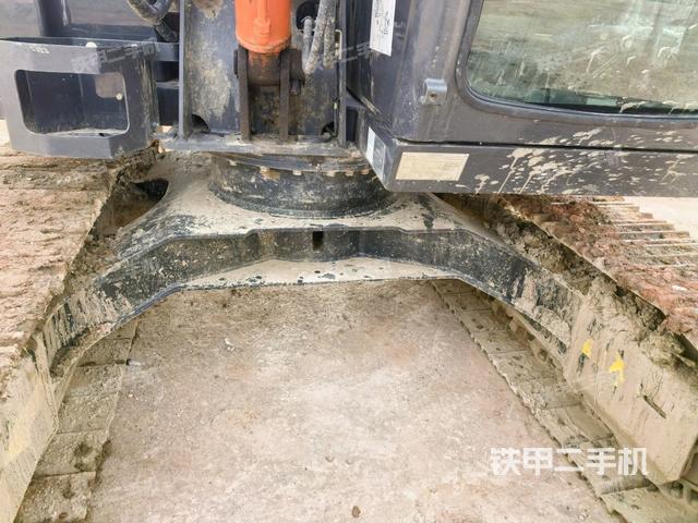 轉(zhuǎn)盤和下車架正前(工作和回轉(zhuǎn)裝置) 轉(zhuǎn)盤和下車架正前(工作和回轉(zhuǎn)裝置)