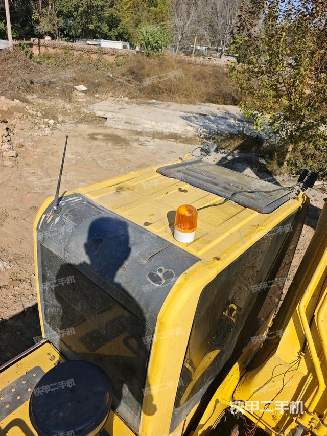 驾驶室顶部(整机外观) 驾驶室顶部(整机外观)