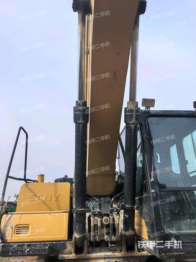 大臂油缸整体 竖拍（工作和回转装置）