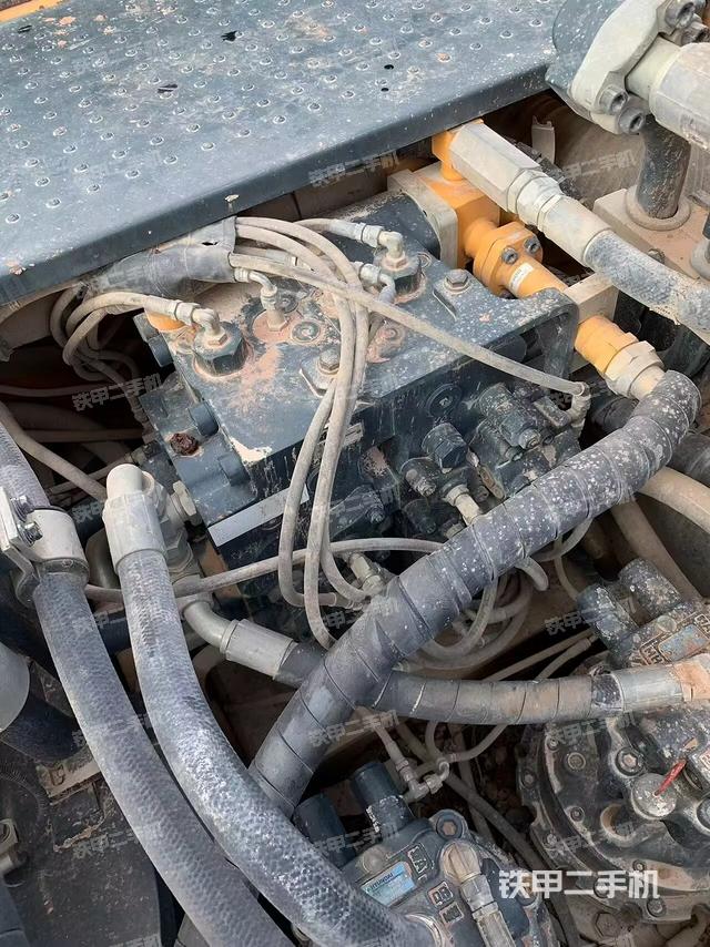 回轉(zhuǎn)馬達(dá)和主控閥（整機(jī)外觀）