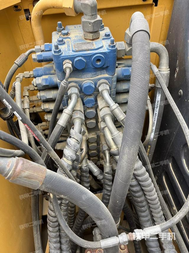 回轉(zhuǎn)馬達(dá)和主控閥（整機(jī)外觀）