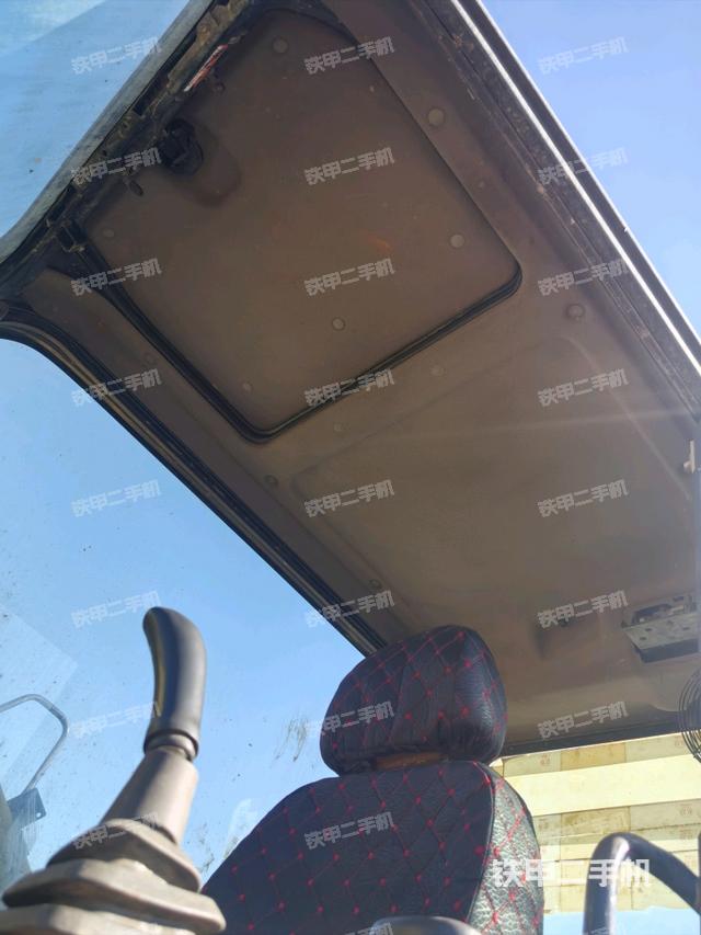 駕駛室頂部(整機(jī)外觀) 駕駛室頂部(整機(jī)外觀)