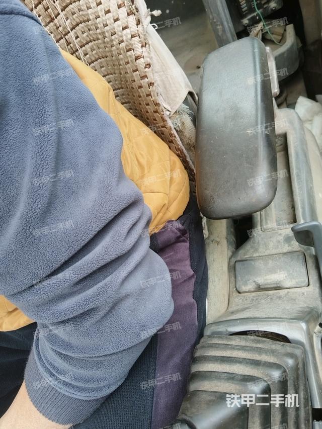 座椅左侧控制台/音响/含左手柄（驾驶室部分）