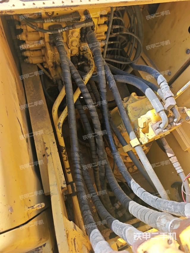 回转马达和主控阀(整机外观) 回转马达和主控阀(整机外观)