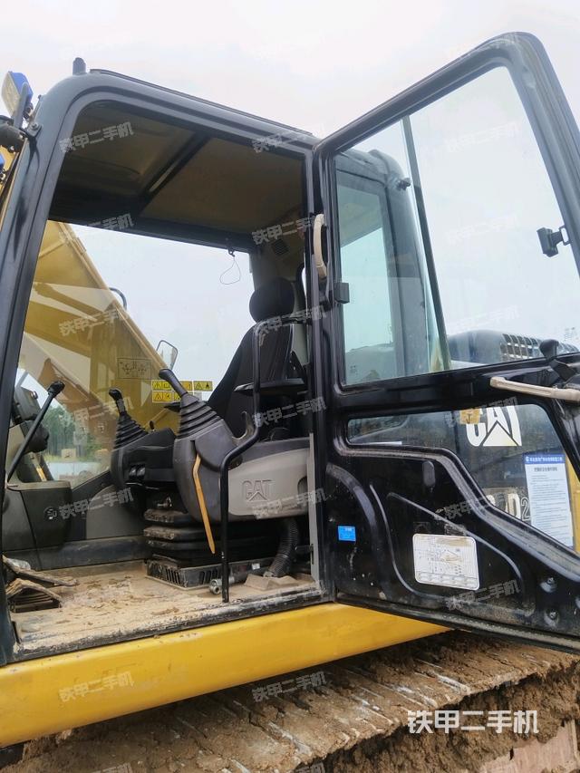 行走控制手柄和踏板 俯拍（驾驶室部分）