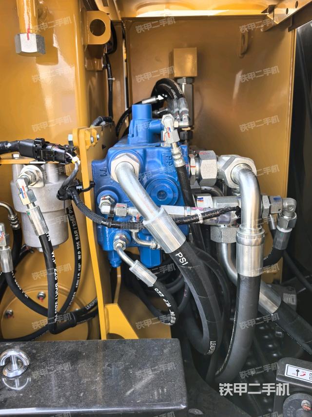 回转马达和主控阀（整机外观）