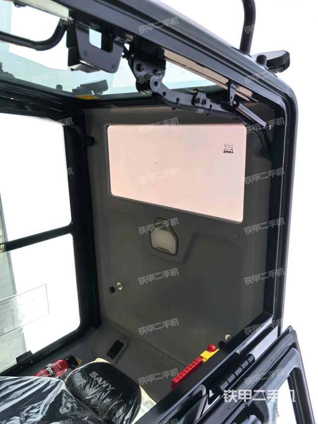 驾驶室顶部（整机外观）