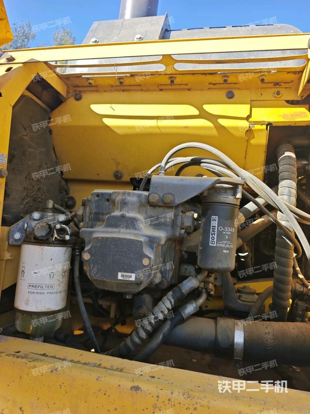 液压泵舱室正面整体(整机外观) 液压泵舱室正面整体(整机外观)