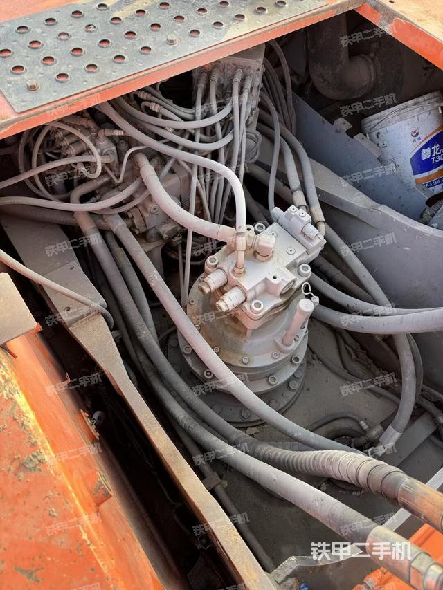 回轉(zhuǎn)馬達(dá)和主控閥（整機(jī)外觀）