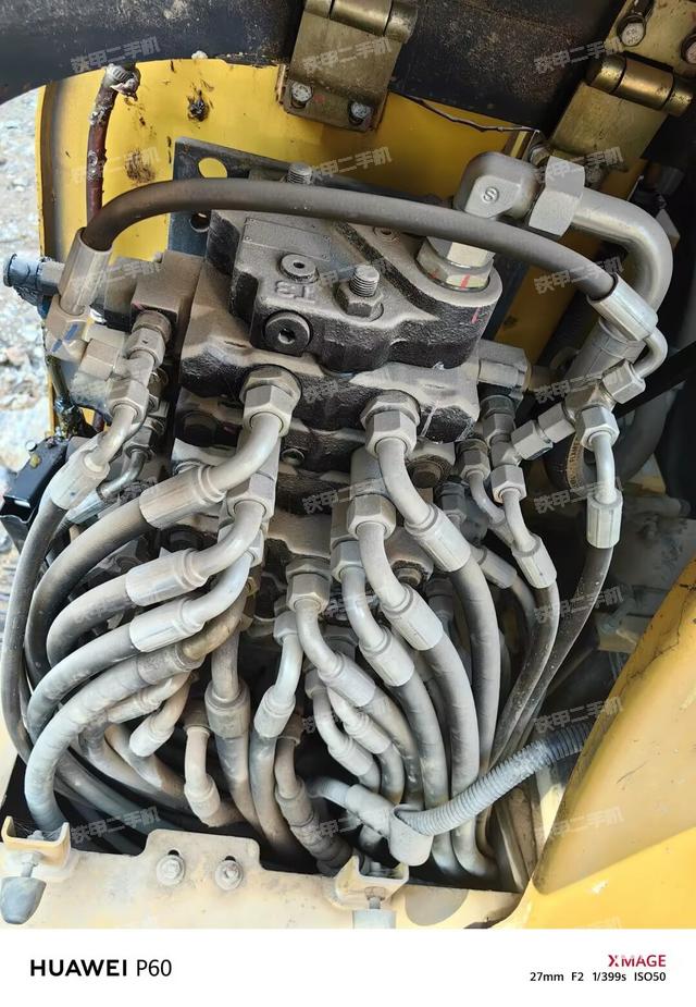 液壓泵艙室正面整體（整機外觀）