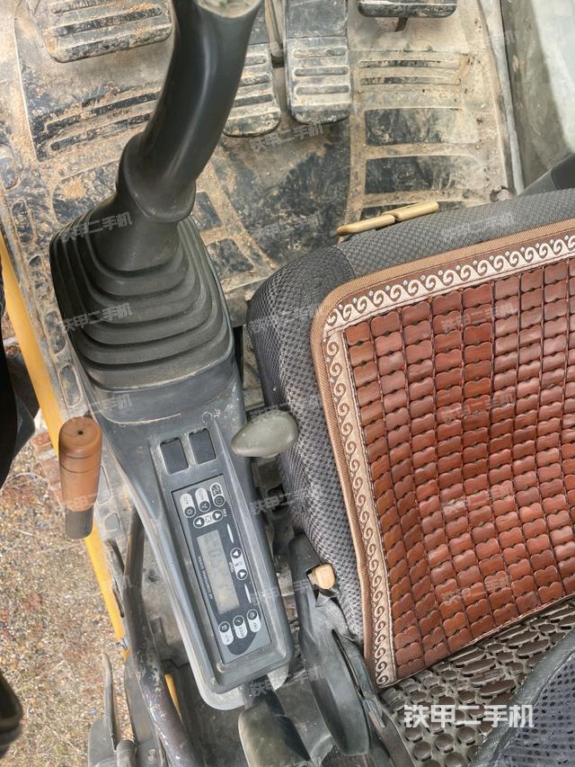 行走控制手柄和踏板 俯拍（驾驶室部分）