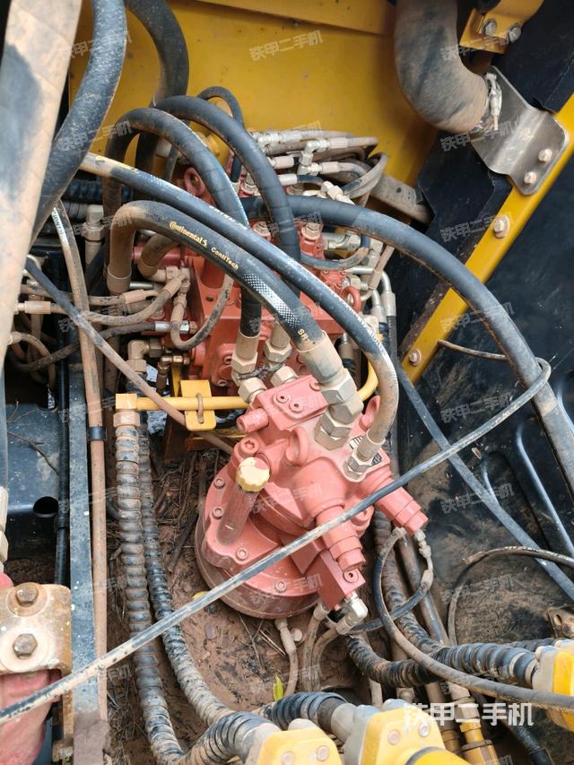 回轉(zhuǎn)馬達(dá)和主控閥（整機(jī)外觀）