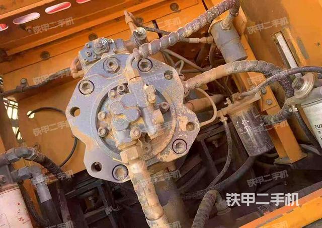 液压泵舱室正面整体(整机外观) 液压泵舱室正面整体(整机外观)