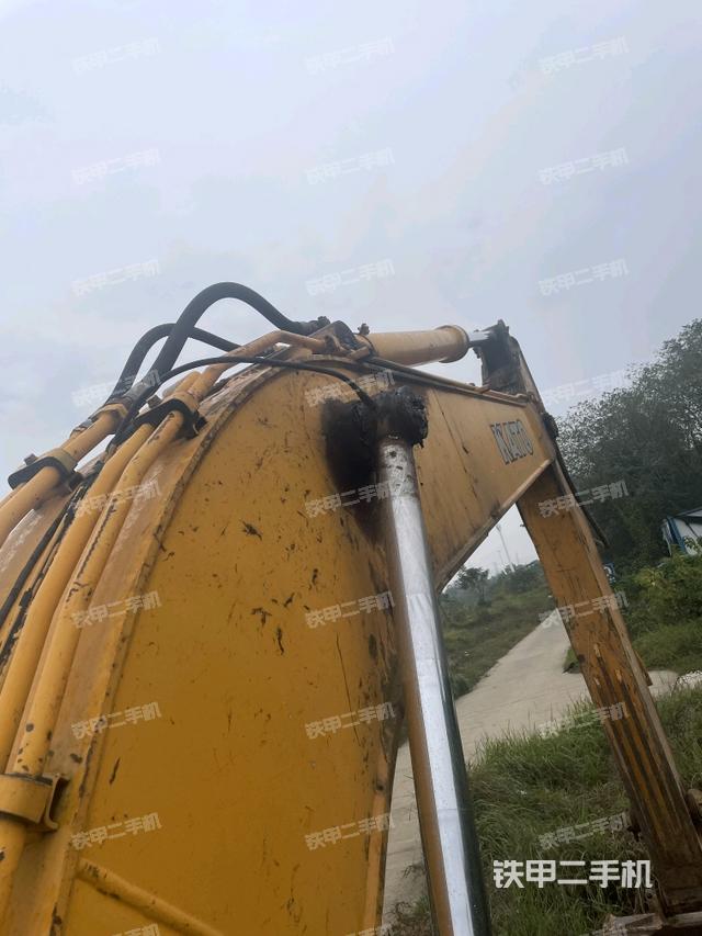 大臂油缸整体 竖拍（工作和回转装置）