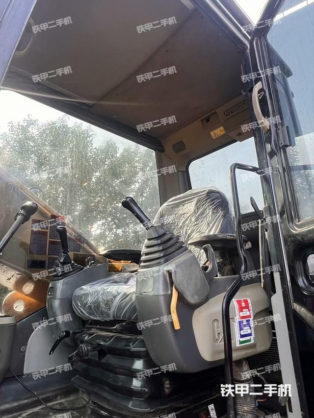 驾驶室整体(整机外观) 驾驶室整体(整机外观)