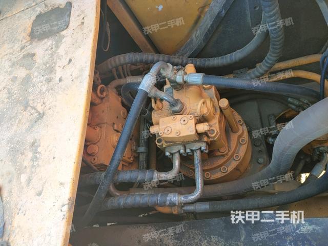 回转马达和主控阀(整机外观) 回转马达和主控阀(整机外观)