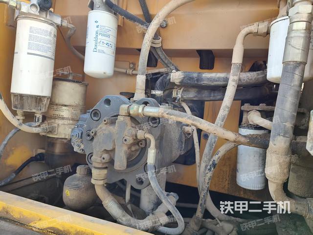液压泵舱室正面整体（整机外观）