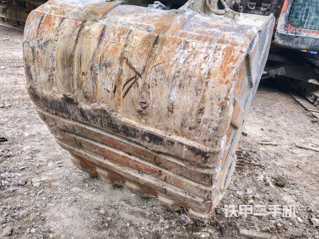 大臂油缸整体 竖拍（工作和回转装置）