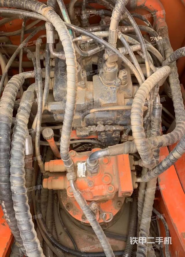 回转马达和主控阀（整机外观）