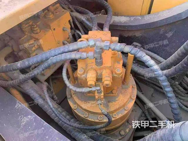 回转马达和主控阀(整机外观) 回转马达和主控阀(整机外观)