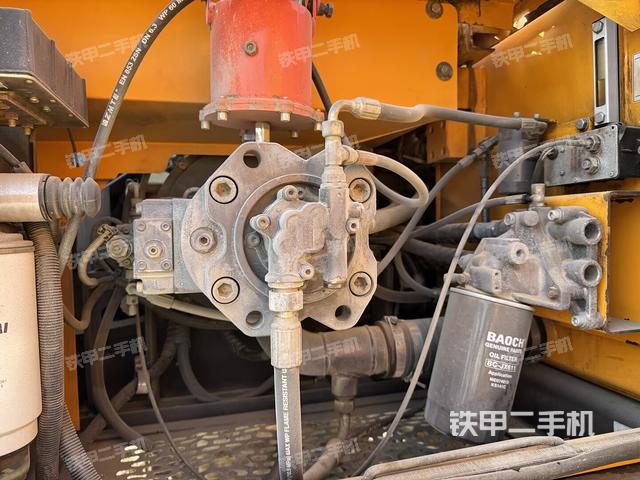 液壓泵艙室正面整體（整機外觀）